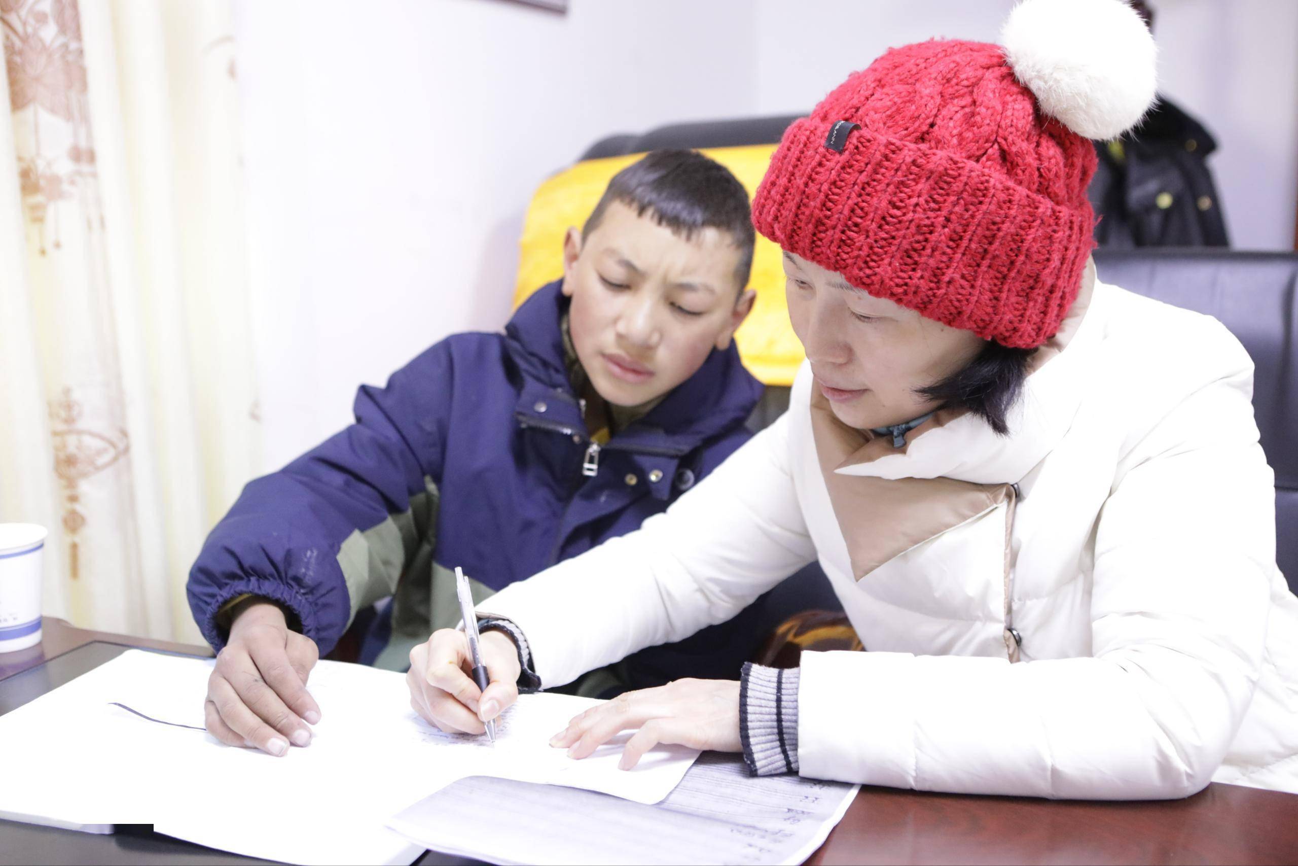 支教这几年 她把自己练成了"全能教师"_玉林_德格_晋芳