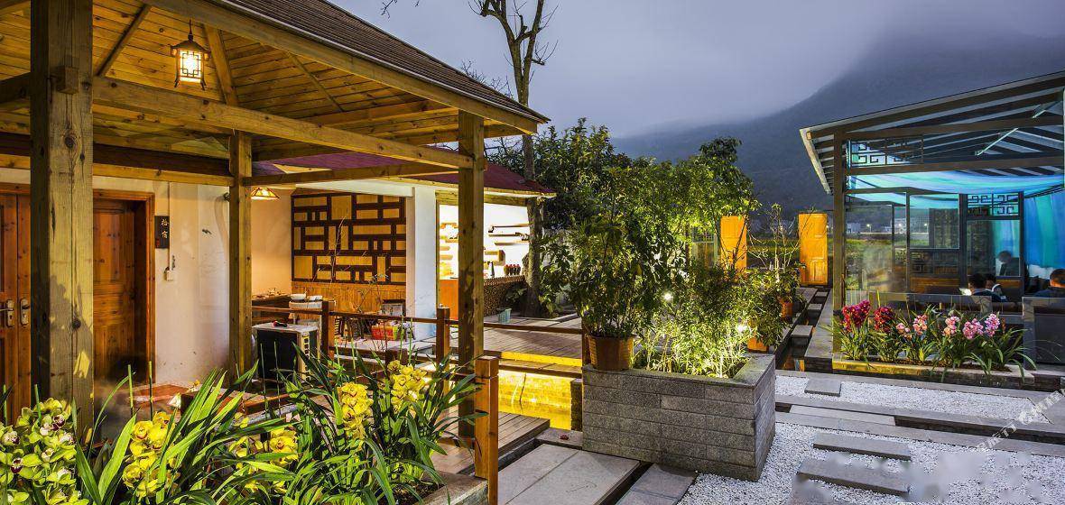 【康养胜地 人文兴义】放慢脚步,享受民宿,住在黔西南的山水间_万峰林