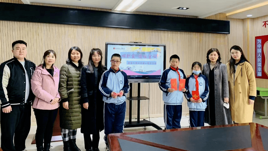 巾帼织爱 情暖童心——伪满皇宫博物院代理妈妈开展爱心助学活动_生活