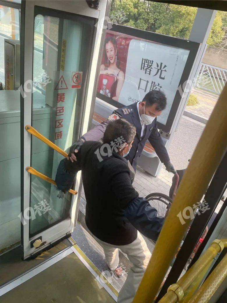 嘉兴暖心一幕！公交车上来了个残疾人 公交师傅主动帮人抬下车…