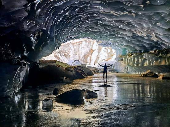 西藏发现165米超大型冰洞 呈现出梦幻般的景象！