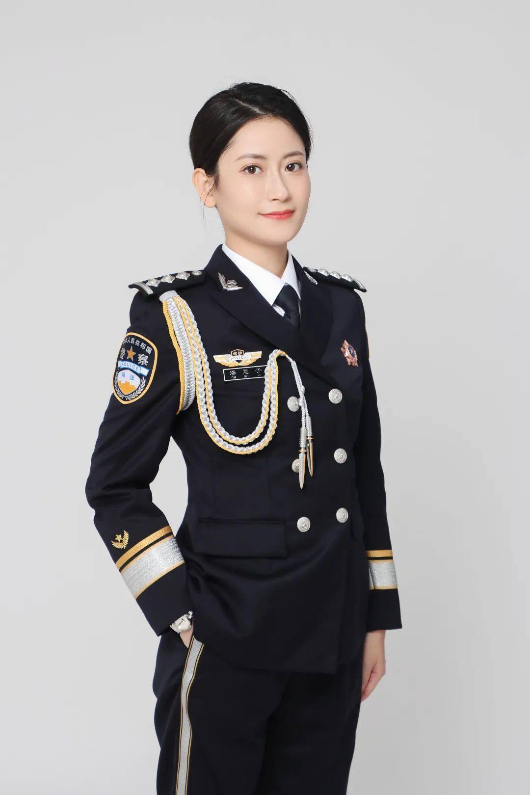 女神节丨警装红装展新颜