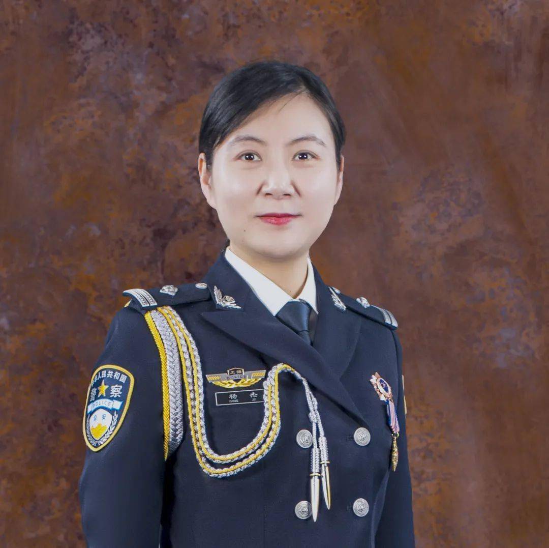 女民警工作照图片