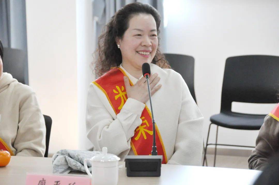 张蕾老师代表学科组谈了老教师们是如何以严谨的态度参与学科组建设