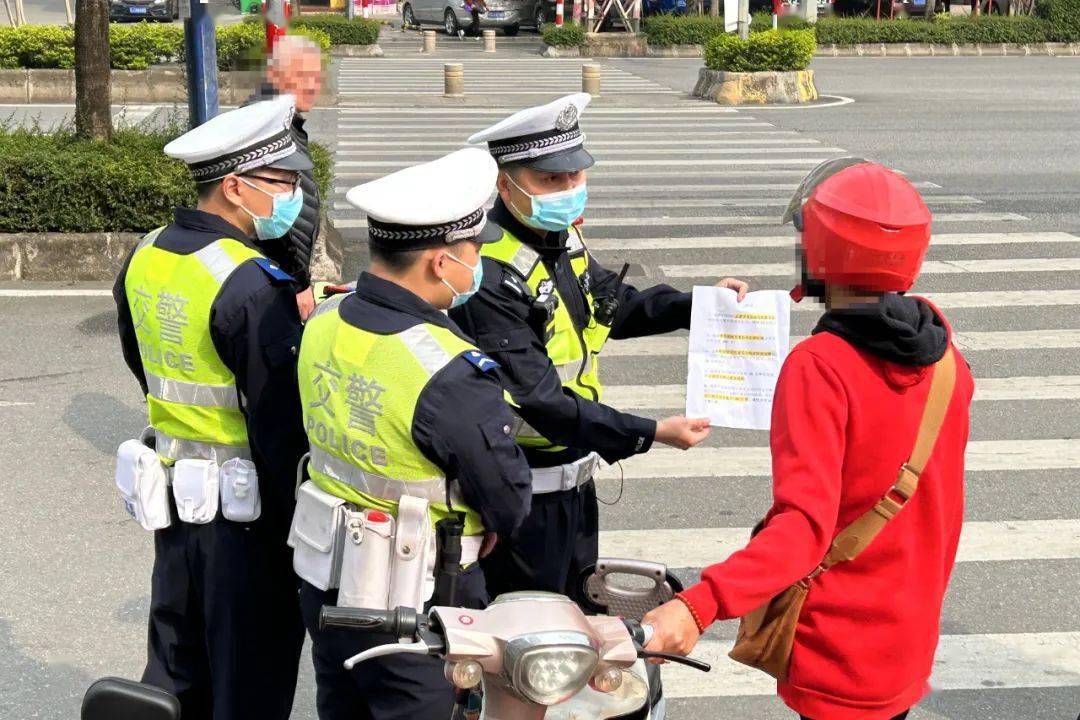 在各個交通安全宣教點,執勤民警主要對駕乘摩電不正確佩戴安全頭盔,非