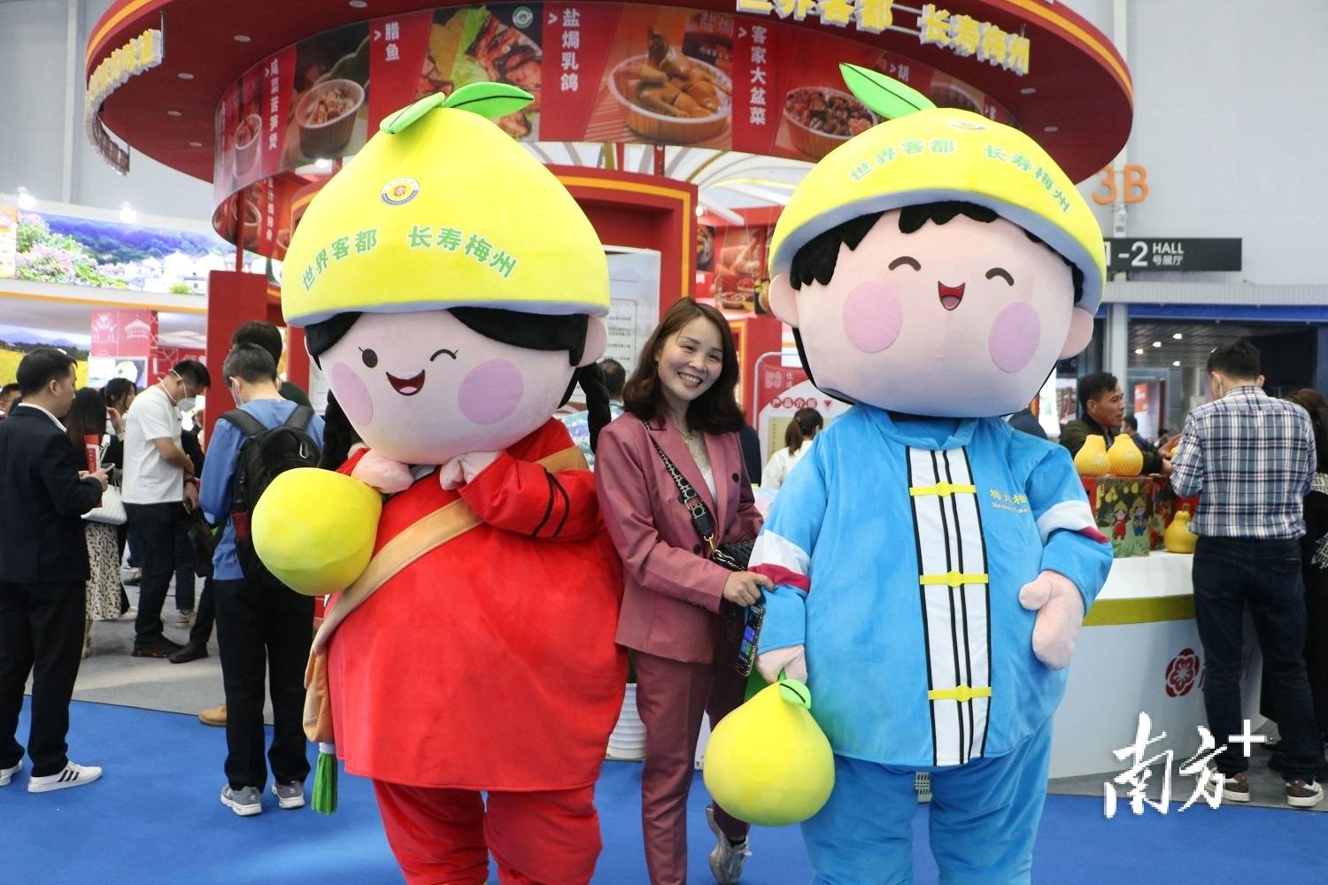 "开馆不久,在吉祥物"客客"都都"的热情招呼下,观众纷纷走进梅州展馆