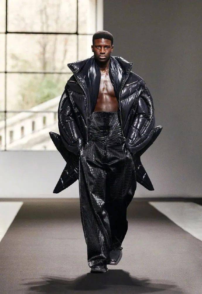 被中国设计师陈鹏首登巴黎时装周带来的羽绒服惊艳了!