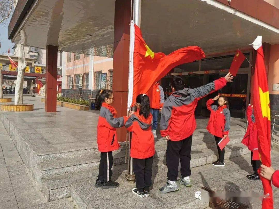 3月8日,石家庄市槐北路小学举行了庆祝三八妇女节主题升旗仪式