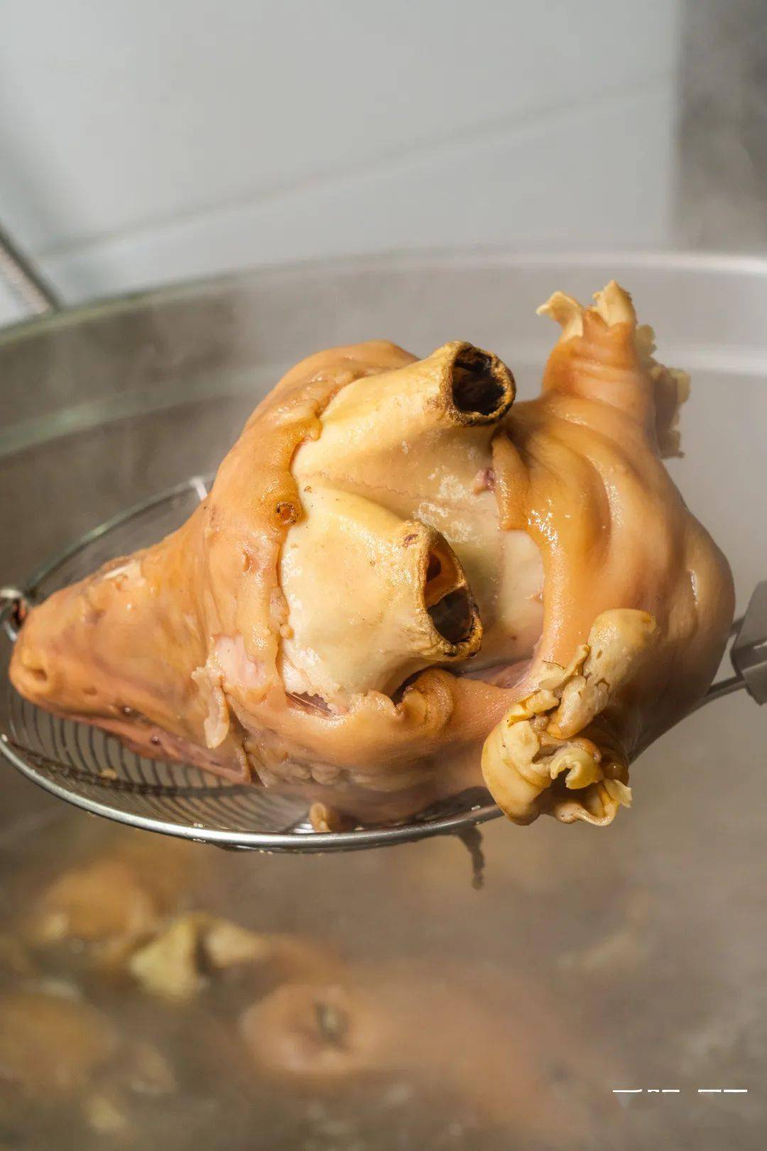 从三轮车,小桌子开始,北岗楼附近一口卤羊头,食客追着吃了近十年