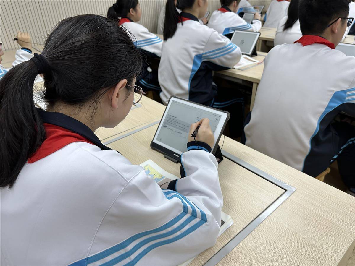 学生运用平台进行答题"这样的历史课堂,让五个校区通过云端教联体