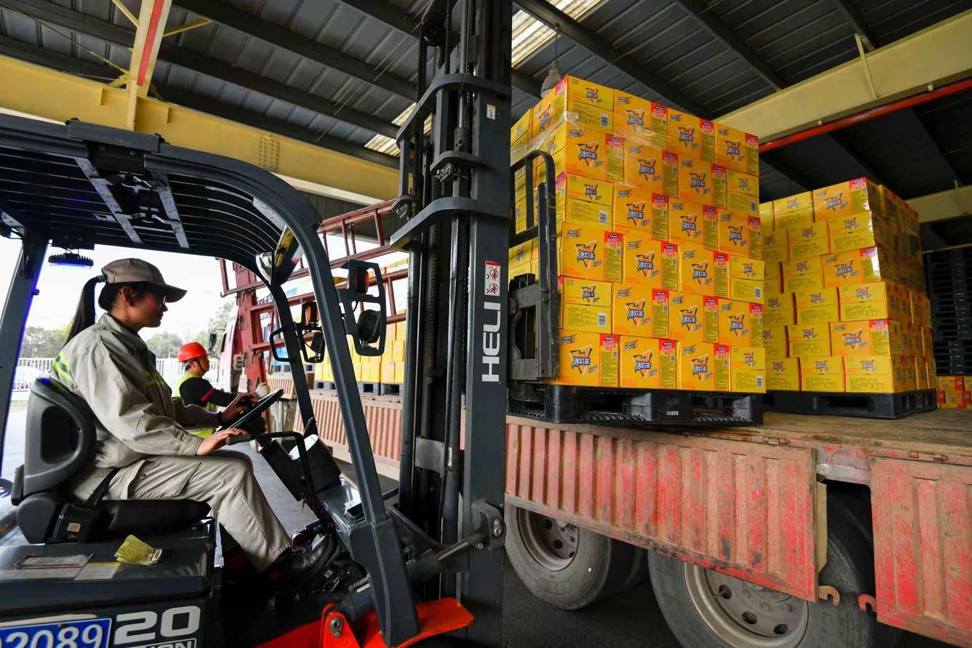 河南老乡吃的康师傅方便面和饮料,都产自郑州这俩厂_企业_生产线_车间