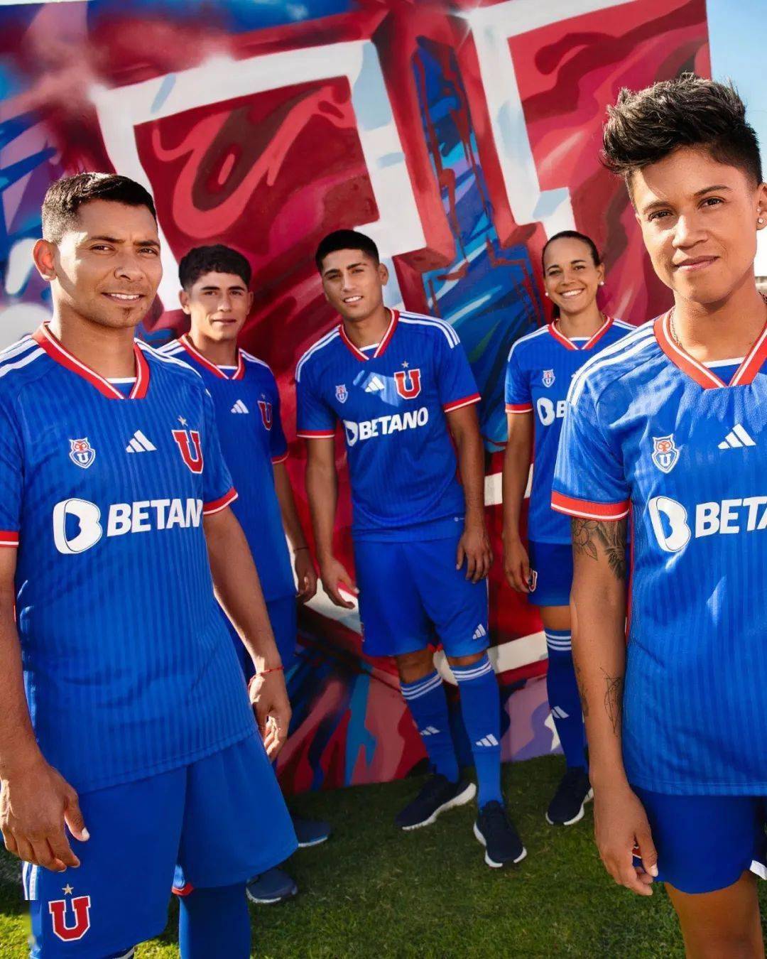 阿迪达斯发布智利大学2023赛季主场球衣_穿着_衣领_球迷