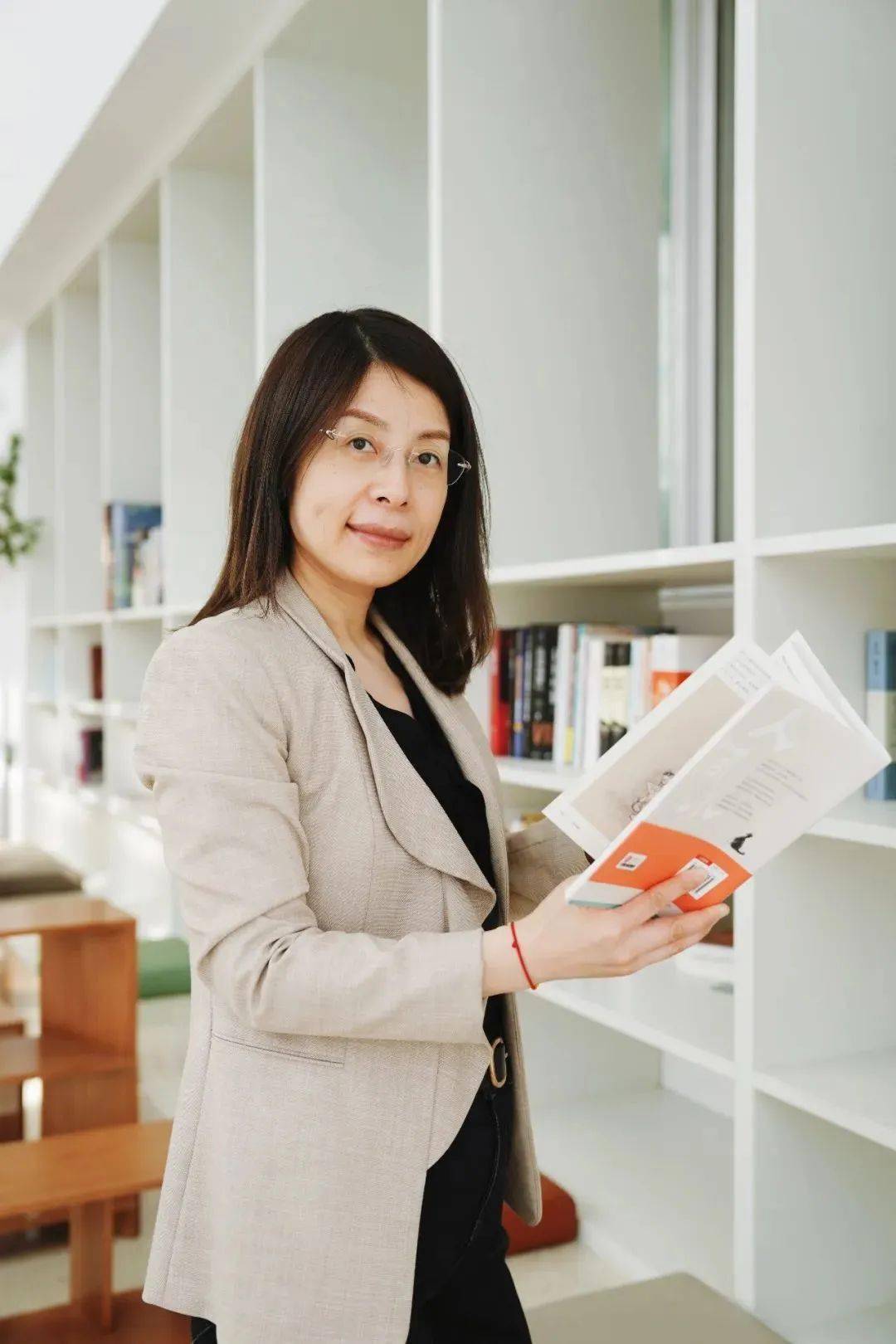 张燕咏教授回国后选择了来到科大工作,而她的先生则是在上海,孩子也在