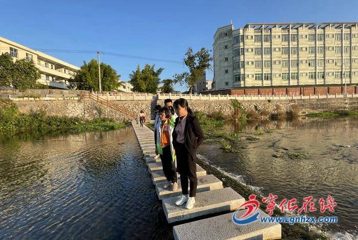 3月6日一大早,宁化县水茜镇镇长范银英的身影已穿梭在水茜溪的两岸
