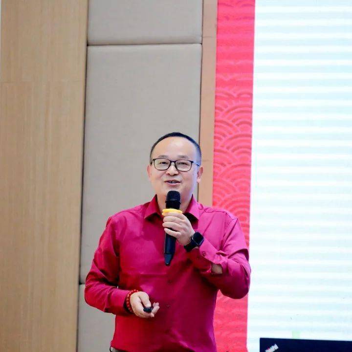 方小敏副主任介绍完毕后,老师们按照学科展开分组交流,就初三学科备考