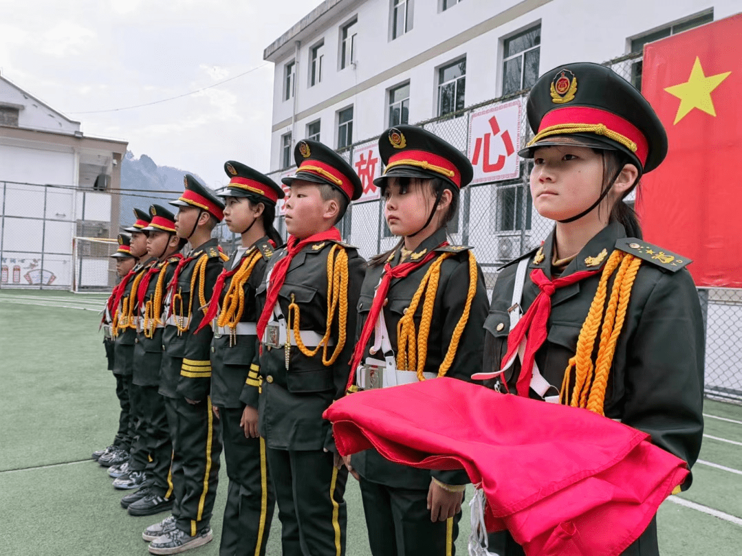 火烧店镇中心小学新一届国旗护卫队正式上岗了!_一生_五星红旗_离开