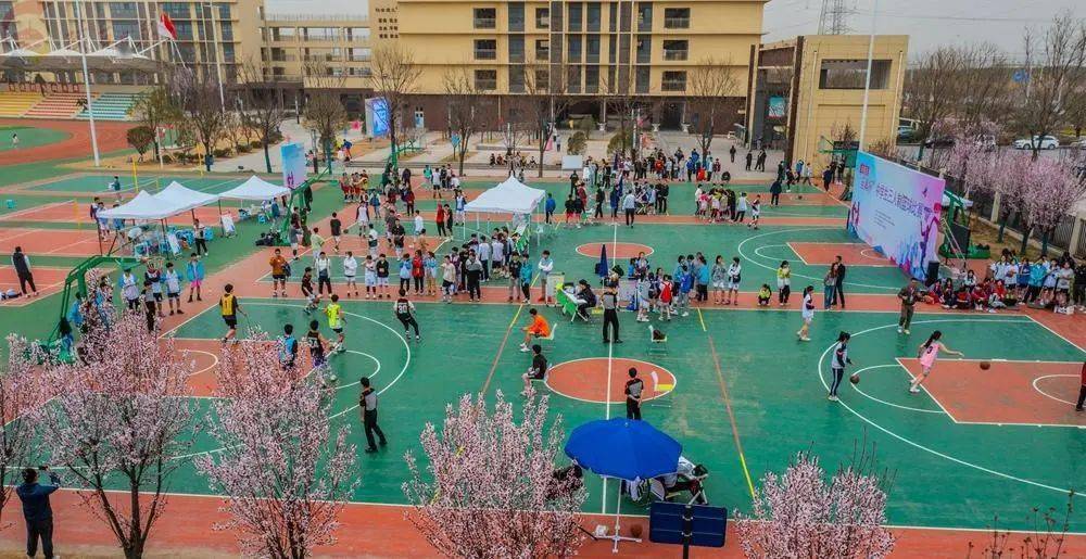 市未央区中学生三人制篮球赛"在西航二中汉都新苑中学分校篮球场开赛