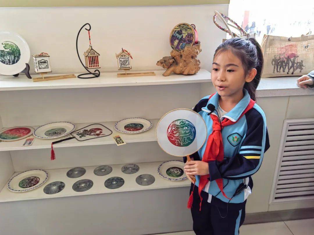 "李平凡版画文化传习室交流作品展"在滨海新区塘沽馨桥园小学拉开帷幕