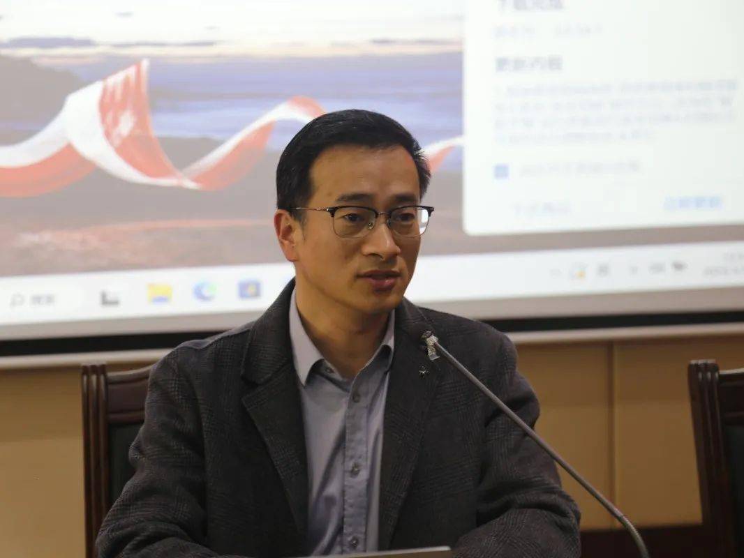 随后,教学处刘轶主任,德育处吴庆华主任,教师发展处何晓敏副主任分别