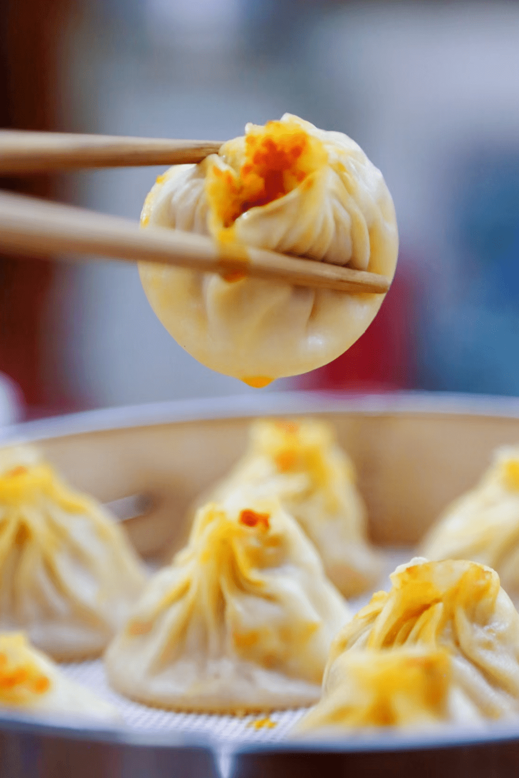 芜湖小笼灌汤包,打开"天窗"吸蟹黄.