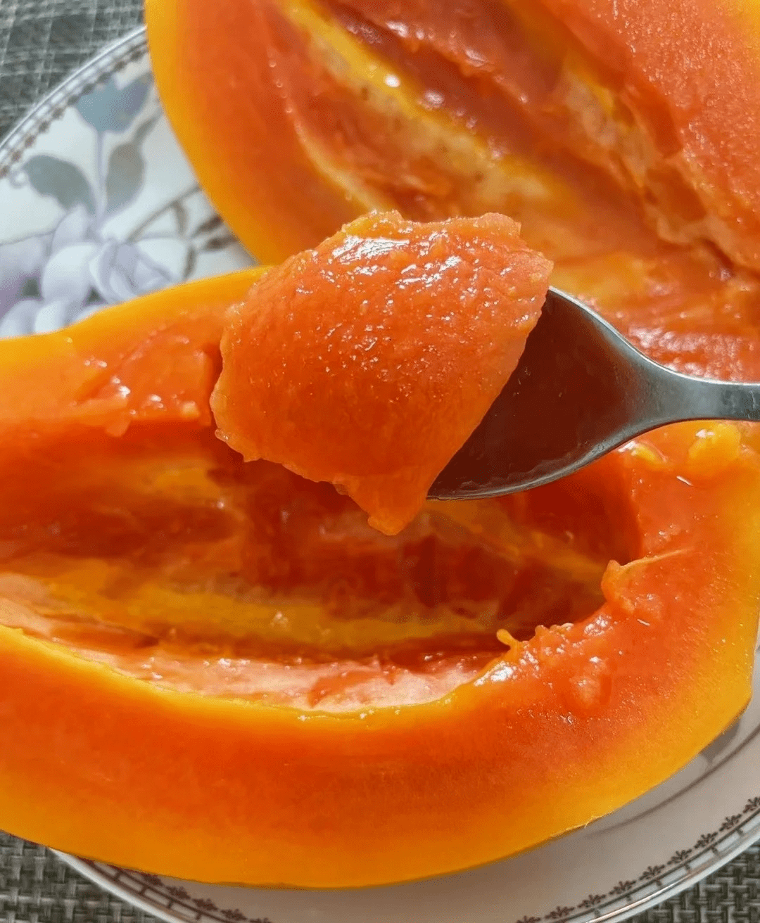 版纳红心木瓜虽然香甜 但是热量不高饱腹感很强吃的时候香甜可口 比