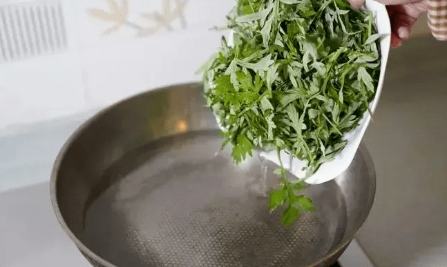 现在用艾叶煮水洗头,不到一个月,好处主动找上门!身体好得很!