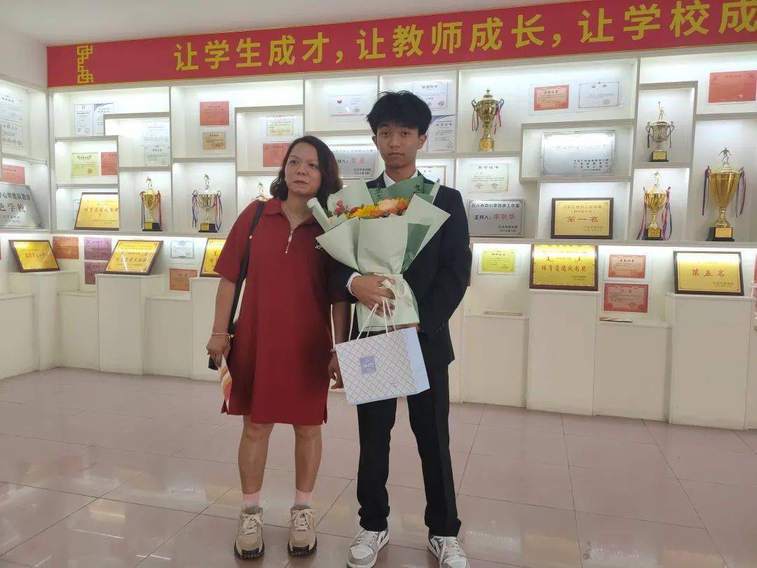 云安中学举行2023届高三学生成人礼_活动_高考_家长