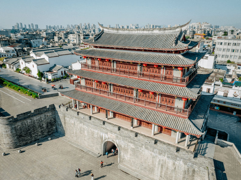 潮州城官府无奈只能答应,让许朝光和手下几百人骑马佩剑,大摇大摆进了