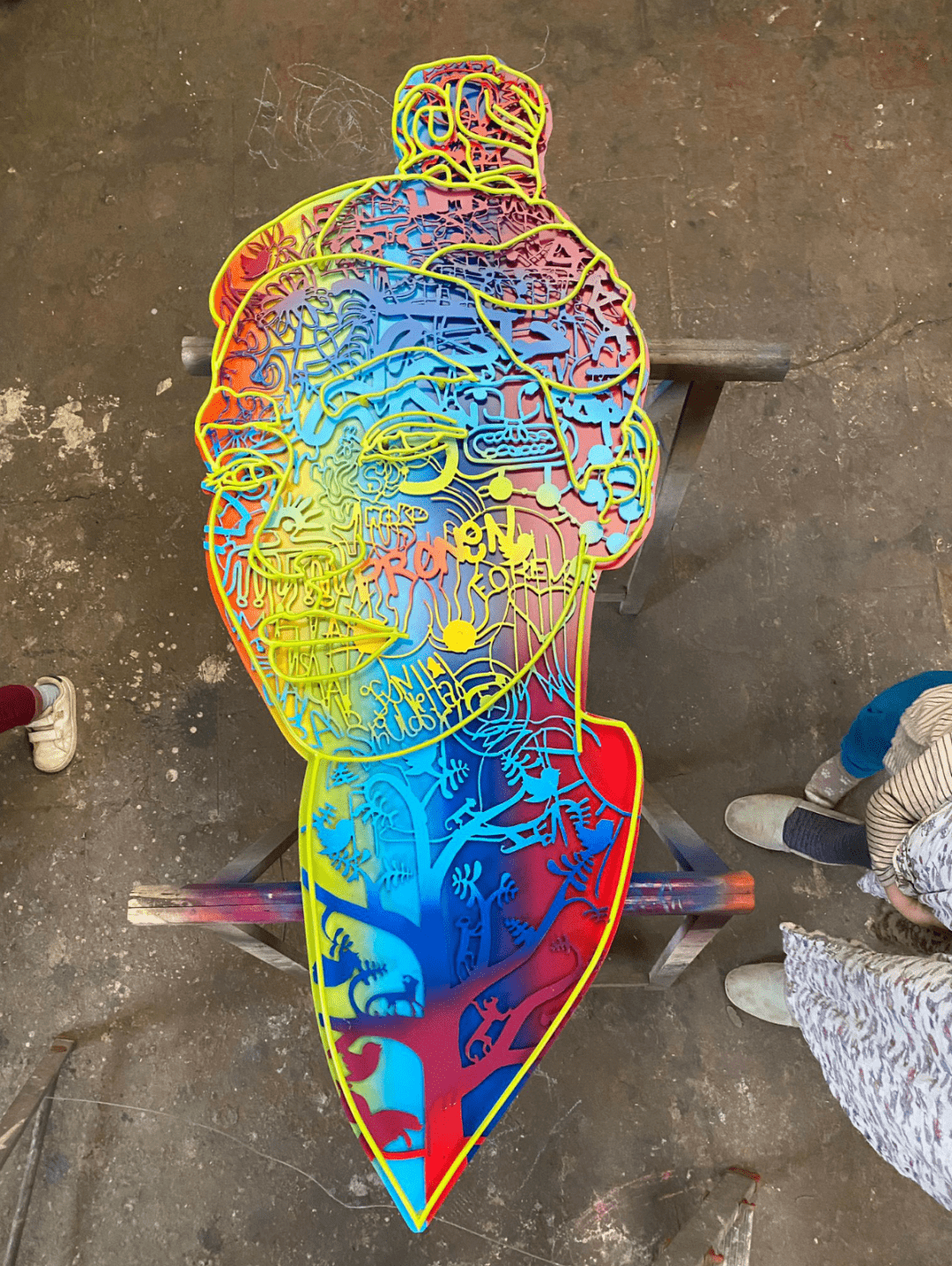 钢铁直男艺术家 铁为颜料电焊为笔_在线_铅笔_气质