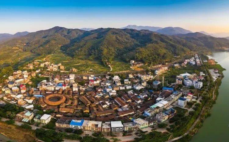 利水村位于华安县沙建镇,是九龙江畔一座温婉水乡,利水坐拥千亩平湖