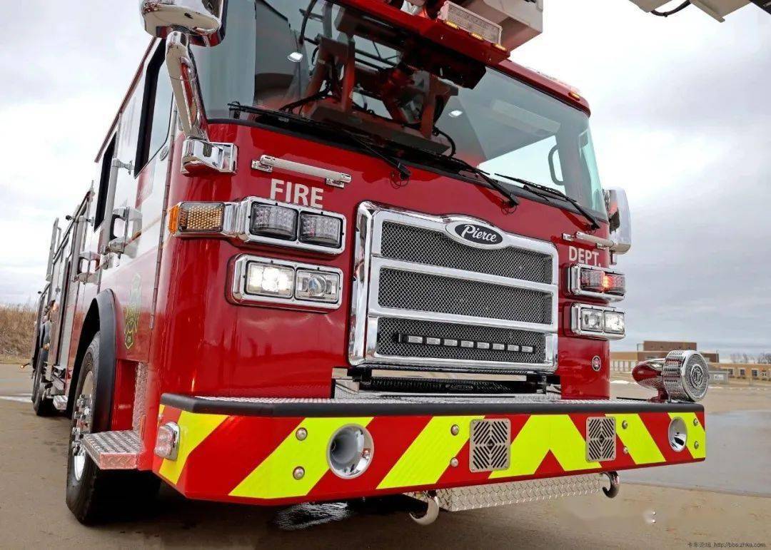 新车采用了pierce enforcer底盘以及pierce 100英尺钢梯以及重型平台