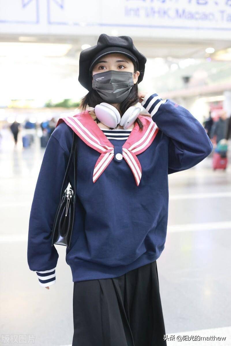 街拍:沈月海军领上衣 黑色半裙 玛丽珍鞋可爱休闲_北京_机场