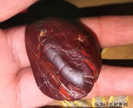 加上石头的形状,很像凝固的猪血,就有人把这块石头起名叫"猪血石",红