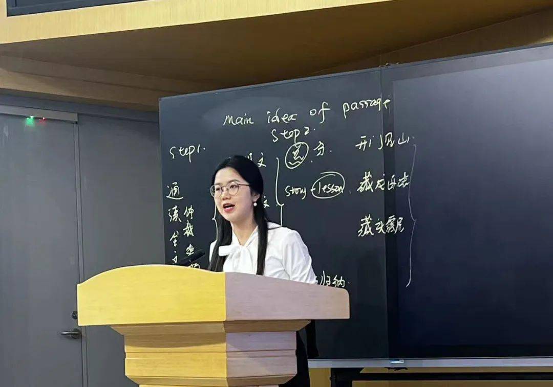 棠外李秀芳,叶薇,陈燚老师受宜宾市教育科学研究所邀请作专题讲座和