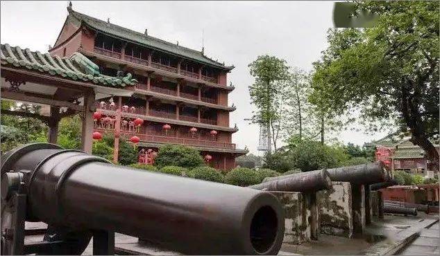 春日郊游鸟催春色回,晴景镜中开.朝露野花草,山风竹叶杯.