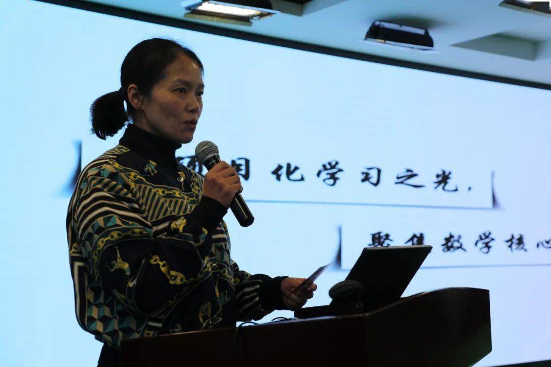 余苏卉老师带来了《小数的应用》的教学片段;通过微视频,向大家作详细