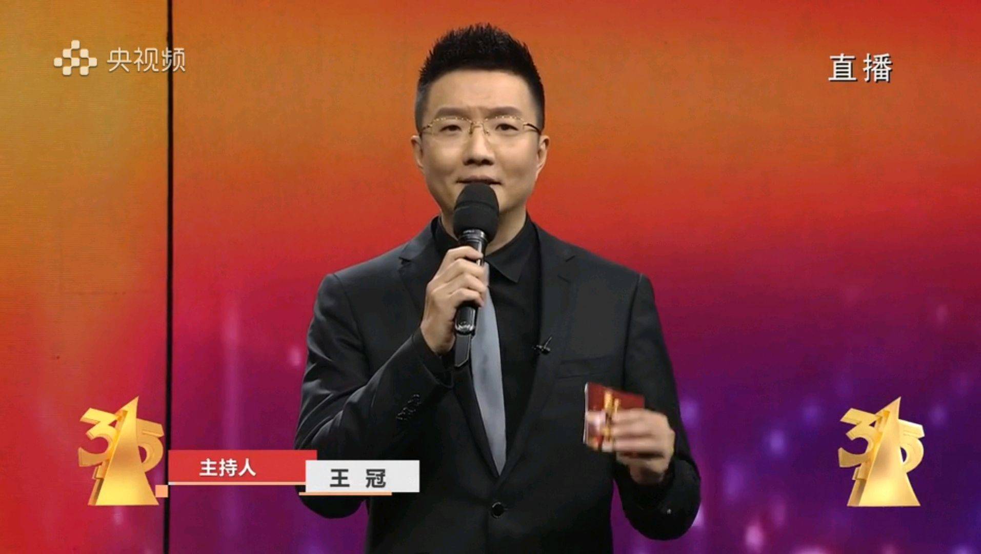央视315晚会主持人，谢颖颖张琳端庄不失优雅，陈伟鸿西装有亮点_王冠_节目中心_选择了