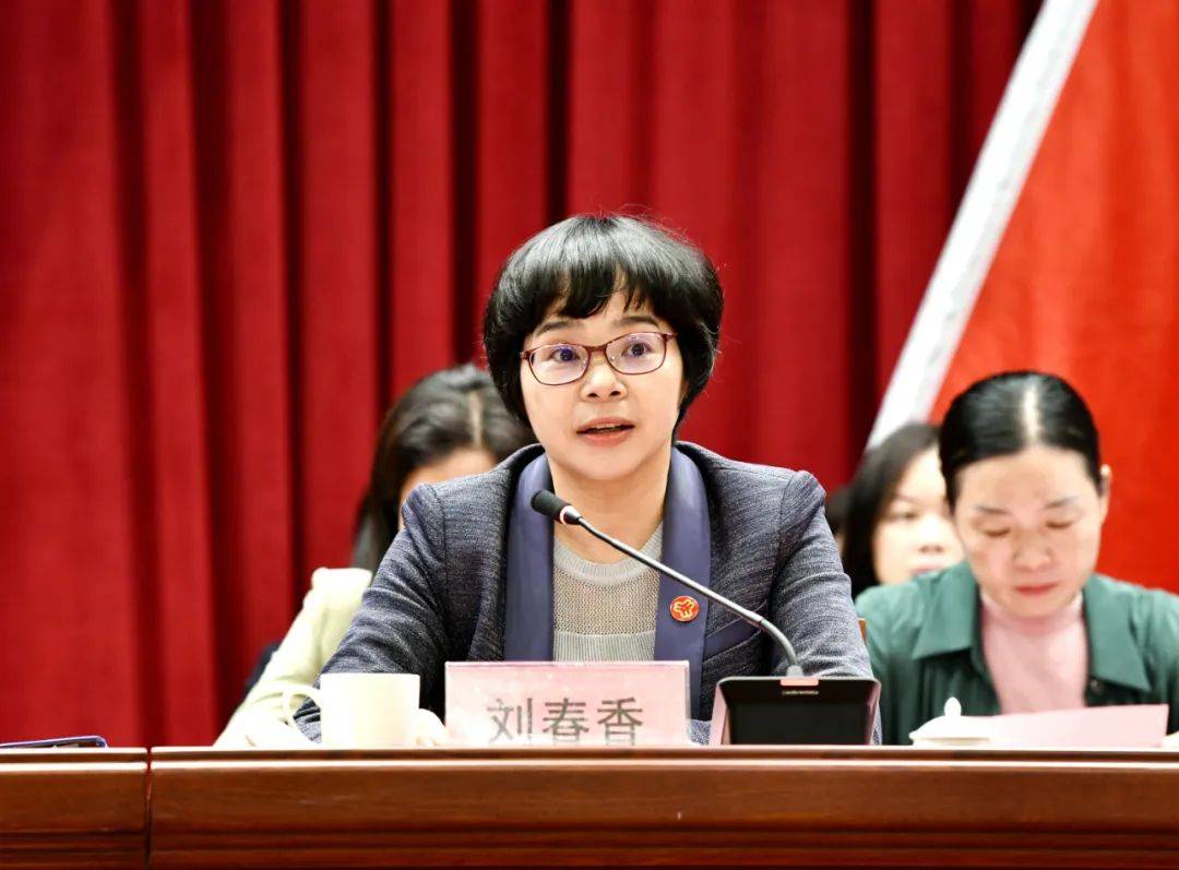 刘春香代表市妇联向大会召开表示热烈祝贺,向与会代表和兴国县广大