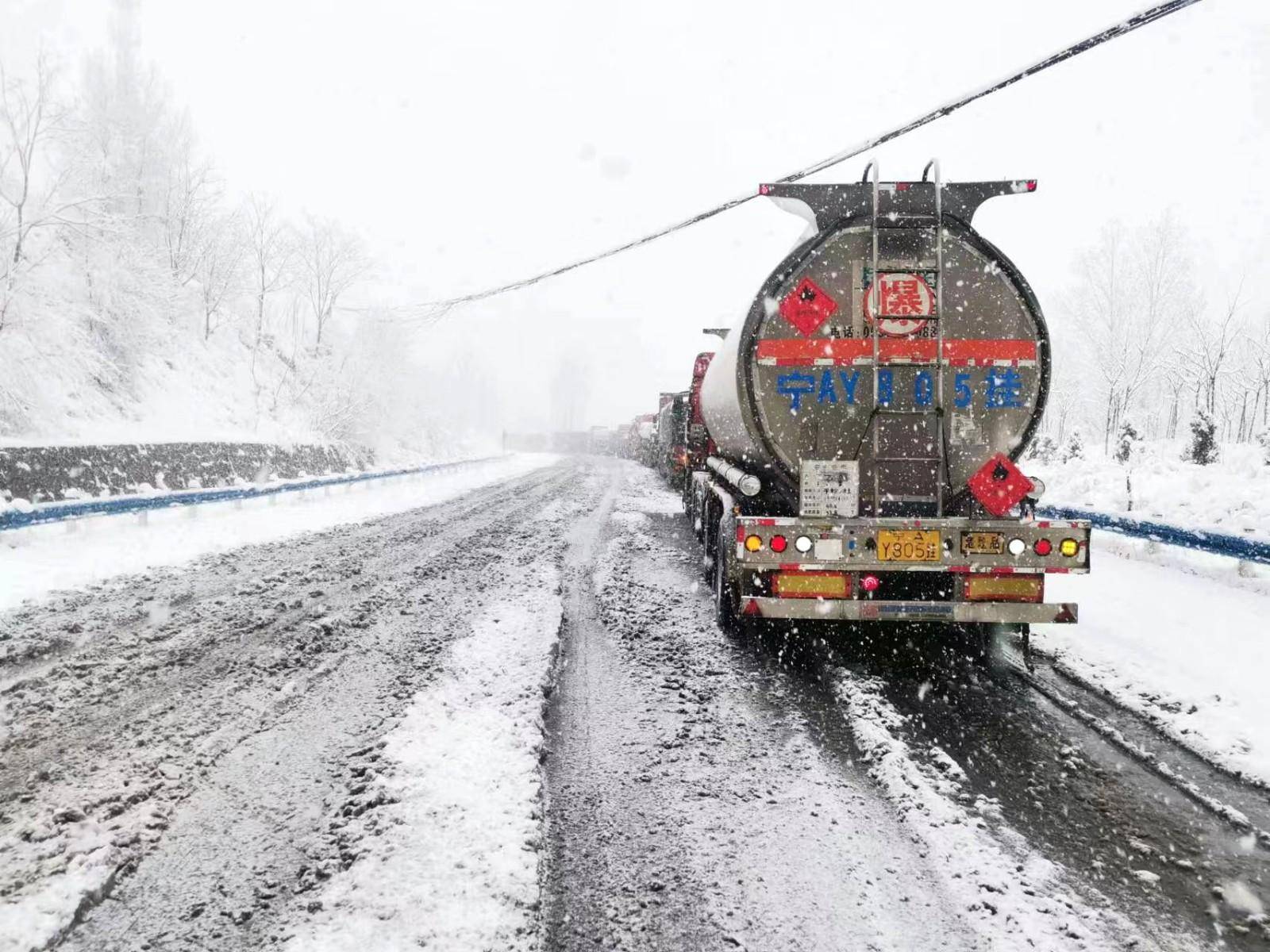 积极应对突发雨雪天气 保障普通公路安全通行