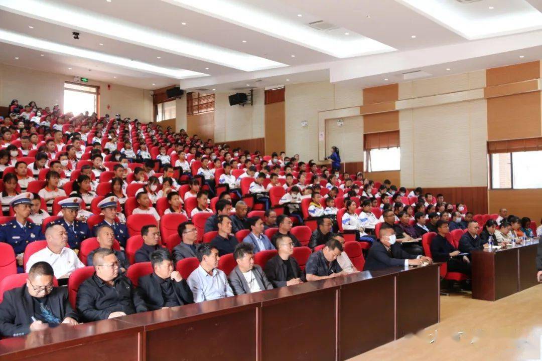 在南涧镇中学报告厅,南涧县校园消防安全副校长聘任仪式及消防安全