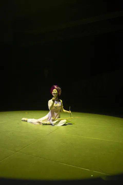 表演者身着京族传统服饰,用舞蹈的方式将天灯举过头顶,欢迎大家相聚