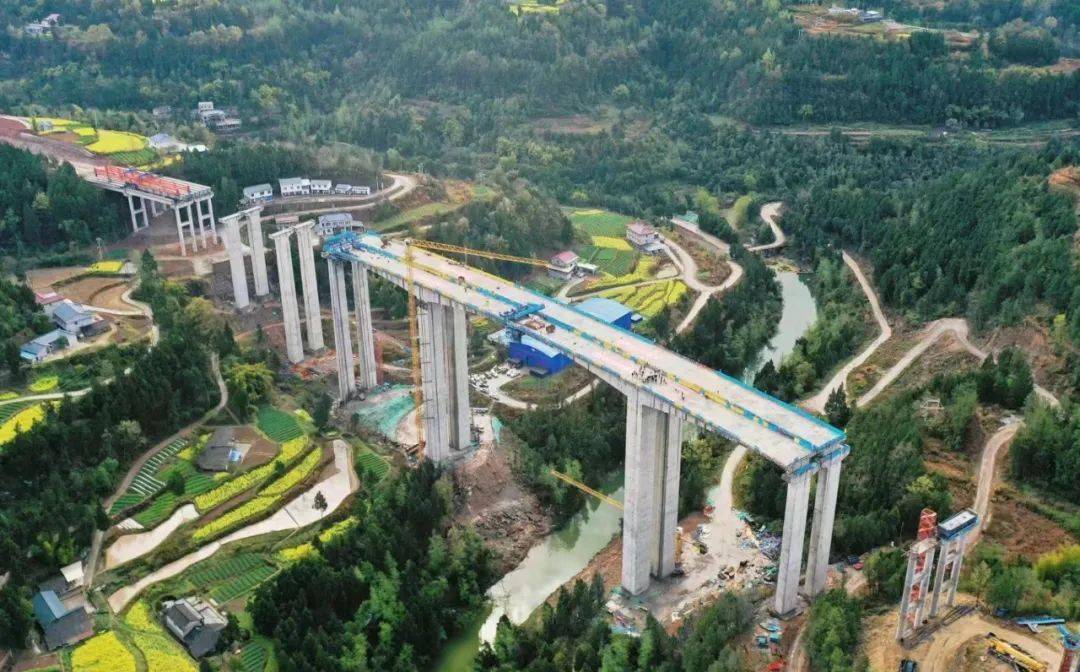 项目执行经理慕飞荣表示,白驿镇大桥是苍巴高速公路施工组织难度最大