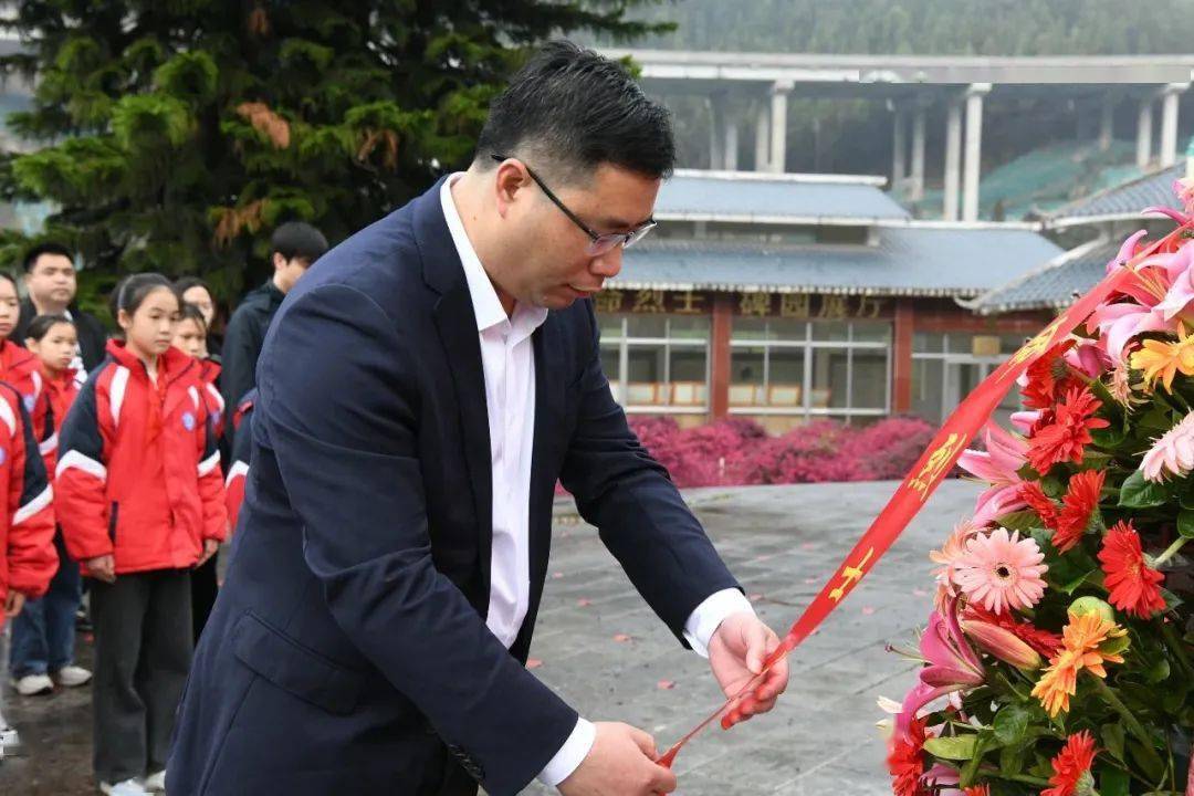 追寻英雄足迹,继承革命传统,弘扬爱国主义精神,3月17日,自治县副县长