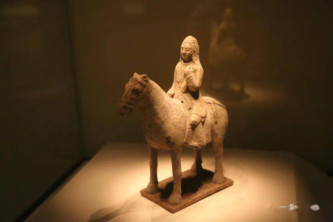 陶俑(北朝,河北景县封氏墓群)牛车人物瓷俑(东晋南朝,广西贺州蒋军山)