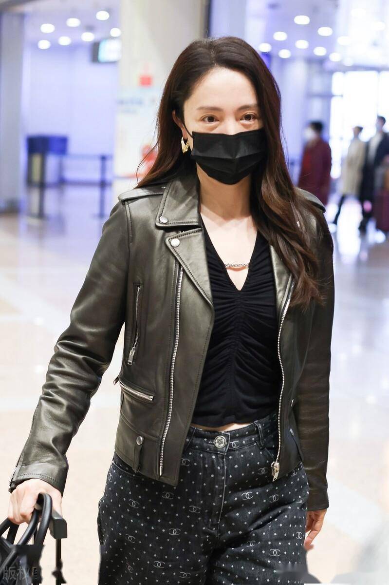 董璇提行李箱现身机场 黑色皮衣搭配披肩发酷飒帅气