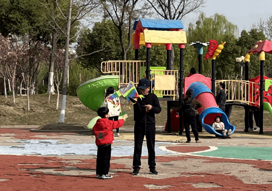 丹阳家长,近期在丹凤公园游玩需警惕._风筝_行人_脖子