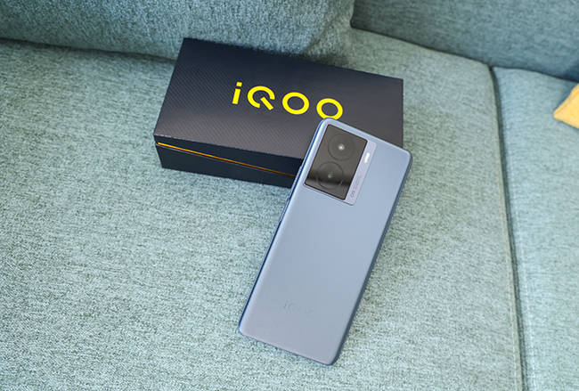 两个镜头采用的是星形双环设计,微米级镜片蚀刻工艺雕刻出放射状纹理