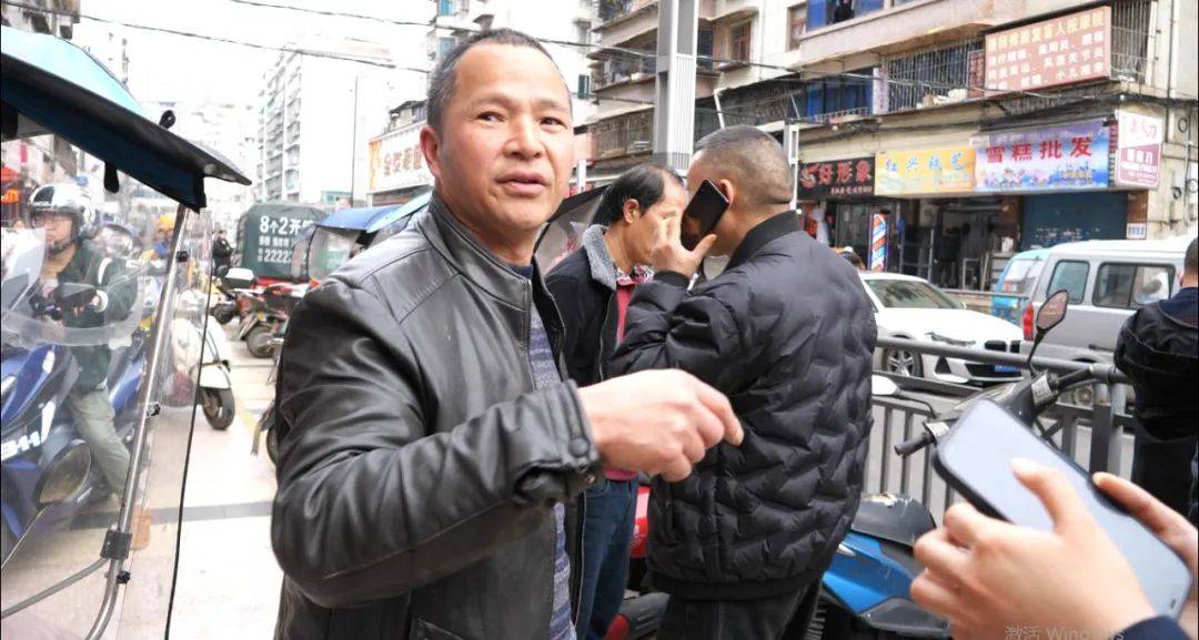 气囊已弹出目前肇事的宝马轿车车身也受损严重目击者罗师傅告诉记者