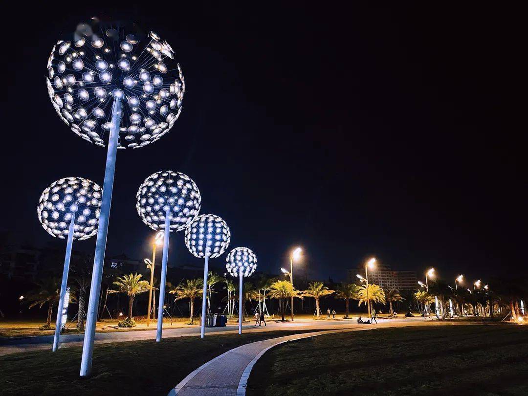 银滩景区主动应变,适时推出"夜游"新模式,点亮银滩景区内所有灯光