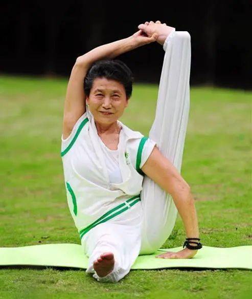 雷霆中国瑜伽奶奶79岁高龄江西省瑜伽先驱经络球课程,长寿瑜伽创始人